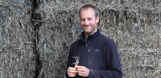 En stockant les bottes de chanvre à la ferme, Mickaël Fuzeau bénéficie d un bonus dans sa rémunération. En stockant les bottes de chanvre à la ferme, Mickaël Fuzeau bénéficie d un bonus dans sa rémunération.