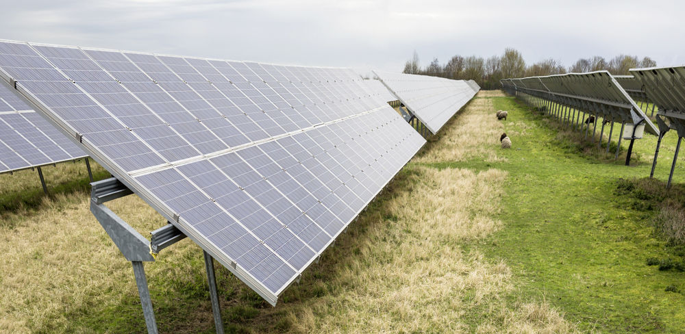 Un décret porte de 250 kilowatts à 1 mégawatt la limite de dispense de permis de construire pour les projets photovoltaïques au sol.