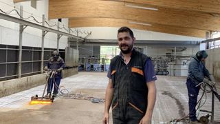 Pour le Gaec du Rocher, exploitation située dans le Doubs, le brûlage était l’option la moins coûteuse, et aussi une technique qui n’attaque pas la structure du béton en profondeur. Pour le Gaec du Rocher, exploitation située dans le Doubs, le brûlage était l’option la moins coûteuse, et aussi une technique qui n’attaque pas la structure du béton en profondeur.