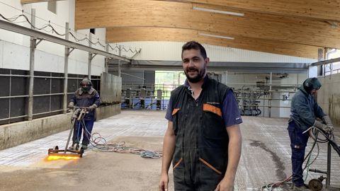 Pour le Gaec du Rocher, exploitation située dans le Doubs, le brûlage était l’option la moins coûteuse, et aussi une technique qui n’attaque pas la structure du béton en profondeur.