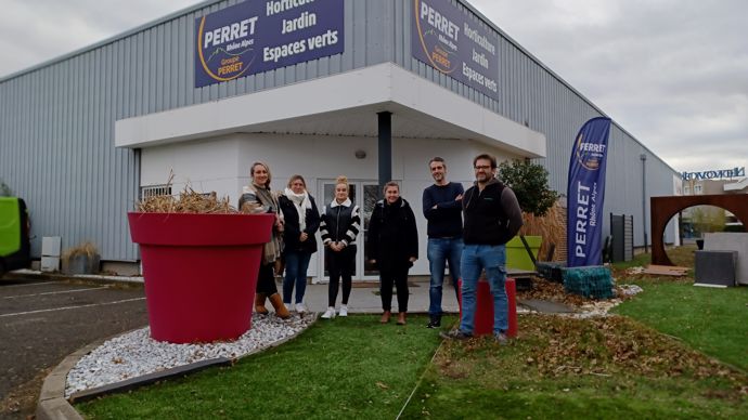 Anthony Barrier (2e en partant de la droite) est désormais responsable de l'agence Auvergne de Perret Rhône-Alpes basée à Clermont-Ferrand (Puy-de-Dôme).