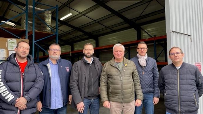 De gauche à droite : Grégory Piveteau, responsable qualité et logistique de Piveteau, Xavier Mousset, directeur administratif et financier du groupe, Morgan Kerjean, directeur de Demograins et actionnaire d'AVLS 17, Christian Piveteau, président du groupe, et Laurent Vilette et Anthony Blugeon, anciens salariés de Phyto Service et à l'origine de la création d'AVLS 17.