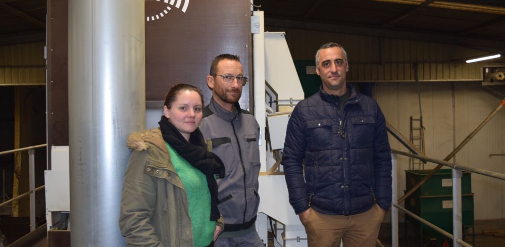 « Notre chaîne de tri travaille prioritairement la production des agriculteurs-actionnaires  mais aussi à façon » (de g à dte : Pauline Joguet, co-directrice, Olivier  Rautureau, responsable de la chaîne de tri et Simon Berland, agriculteur et président de LSBV)