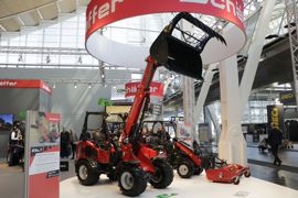 Le 23eT de Schäffer est un valet de ferme électrique équipé d'une flèche télescopique. Le 23eT de Schäffer est un valet de ferme électrique équipé d'une flèche télescopique.