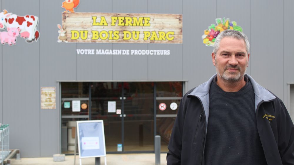 "A référence égale, je suis moins cher qu'en grande surface", met en avant Laurent Degré, ici devant son magasin "La ferme du bois du parc".