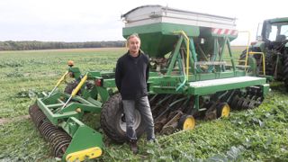 Christophe Vandewalle est passionné par le codage, il a programmé lui-même le GPS de son tracteur, un système de pesés pour volailles, son semoir et une barrière automatique.