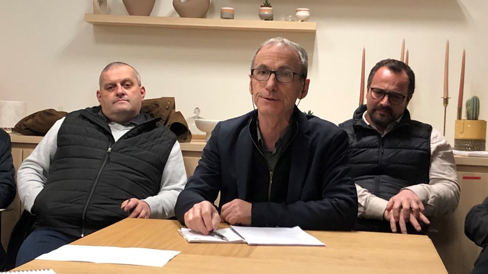 Thierry Roquefeuil, président de la FNPL, ici entouré de Stéphane Joandel (à gauche) et de Samuel Bulot, craint que l'alimentation soit utilisée comme variable d'ajustement pour contrer l'inflation. Thierry Roquefeuil, président de la FNPL, ici entouré de Stéphane Joandel (à gauche) et de Samuel Bulot, craint que l'alimentation soit utilisée comme variable d'ajustement pour contrer l'inflation.