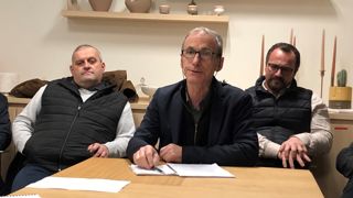 Thierry Roquefeuil, président de la FNPL, ici entouré de Stéphane Joandel (à gauche) et de Samuel Bulot, craint que l'alimentation soit utilisée comme variable d'ajustement pour contrer l'inflation. Thierry Roquefeuil, président de la FNPL, ici entouré de Stéphane Joandel (à gauche) et de Samuel Bulot, craint que l'alimentation soit utilisée comme variable d'ajustement pour contrer l'inflation.