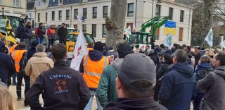 Les agriculteurs du Ribéracois touchés par l’orage de grêle du 20 juin 2022, ont manifesté à Périgueux (Dordogne) ce 24 janvier 2023. Les agriculteurs du Ribéracois touchés par l’orage de grêle du 20 juin 2022, ont manifesté à Périgueux (Dordogne) ce 24 janvier 2023.