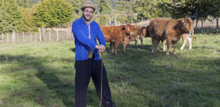 Éleveur à Meuzac (Haute-Vienne), Sébastien Péjou met l’occitan à l’honneur à travers le théâtre. Éleveur à Meuzac (Haute-Vienne), Sébastien Péjou met l’occitan à l’honneur à travers le théâtre.
