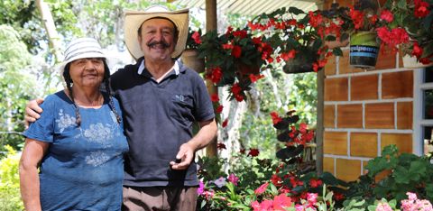 "Avoir un titre de propriété, nous apporte de la sécurité", déclare Don Gilberto, producteur de canne à sucre, café et manioc sur un hectare, dans la région de Huila, dans le sud-ouest du pays. "Avoir un titre de propriété, nous apporte de la sécurité", déclare Don Gilberto, producteur de canne à sucre, café et manioc sur un hectare, dans la région de Huila, dans le sud-ouest du pays.