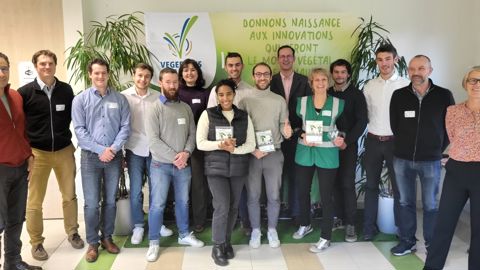 La remise des prix du concours de Végépolys Valley a eu lieu à l’issue des délibérations du jury, le 9 décembre dernier. Les cinq lauréats sont accompagnés des membres du jury. La remise des prix du concours de Végépolys Valley a eu lieu à l’issue des délibérations du jury, le 9 décembre dernier. Les cinq lauréats sont accompagnés des membres du jury.