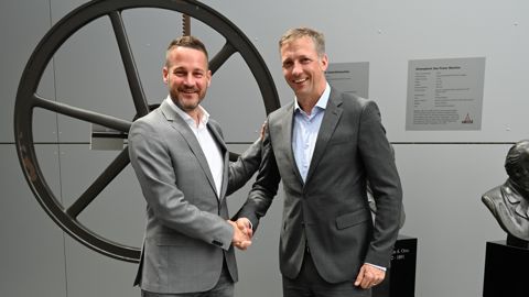 À gauche Andreas Gorbach, membre du comité de direction de Daimler Truck, à droite Sebastian C. Schulte, d.g. de Deutz À gauche Andreas Gorbach, membre du comité de direction de Daimler Truck, à droite Sebastian C. Schulte, d.g. de Deutz