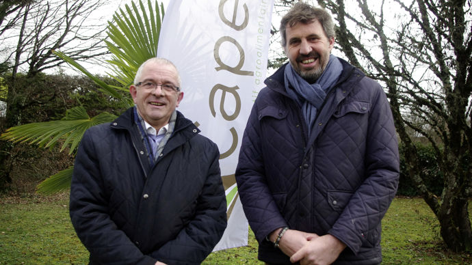 Gérard Lavinal (à g.) passe le relai à Christophe Canal, élu président du groupe coopératif Capel jeudi 26 janvier.