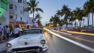 Vers Miami beach, l'avenue Ocean Drive est bordée de bâtiments Art déco. Vers Miami beach, l'avenue Ocean Drive est bordée de bâtiments Art déco.