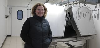 En Gaec, Sophie Boissier s'est équipée d'une chaîne d'abattage semi-automatique. A trois, ils abattent ainsi une centaine de volailles dans la journée. Copyright Frédérique Ehrhard.