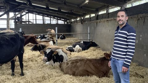 Antoine Beduneau est éleveur de 
55 vaches laitières en croisement trois voies sur 47 ha de SAU, 100% herbe, à Chemillé-en-Anjou  dans le Maine et Loire (230000l livrés à Biolait).