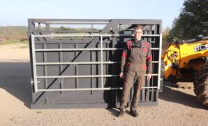 Benjamin est passionné par le bricolage. En plus de s occuper d'une partie de la ferme, il adore faire des outils pour faciliter son travail au quotidien.