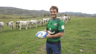 Au sein du Gaec de Martinat à la Bastide de Sérou, dans l'Ariège, Guillaume Lazerges élève des gasconnes. Il est capitaine de l'équipe de rugby du Saint Girons Sporting Club depuis 2016.