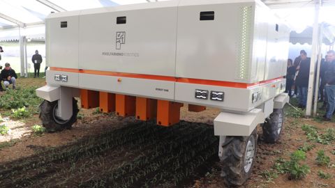 PixelFarmingRobotics a profité du Fira pour dévoiler son robot de désherbage laser en action.