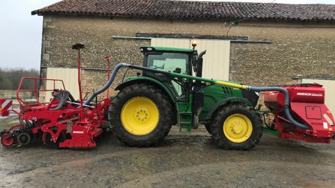 Auparavant montée à l’arrière du combiné de semis Horsch Express 3.5 KR, la trémie prend désormais place en position frontale, sur un châssis fait maison. Auparavant montée à l’arrière du combiné de semis Horsch Express 3.5 KR, la trémie prend désormais place en position frontale, sur un châssis fait maison.