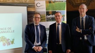 Yann Martinet, directeur de La Coopération Agricole (LCA) – Luzerne de France, Éric Masset, président de LCA — Luzerne de France et Pierre Bégoc, directeur général de Désialis, en conférence de presse le 14 février 2023. Yann Martinet, directeur de La Coopération Agricole (LCA) – Luzerne de France, Éric Masset, président de LCA — Luzerne de France et Pierre Bégoc, directeur général de Désialis, en conférence de presse le 14 février 2023.