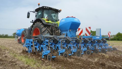 Le semoir Lemken Azurit a été testé au printemps 2022 dans une configuration offrant 6 m de large et huit doubles rangs. Le semoir Lemken Azurit a été testé au printemps 2022 dans une configuration offrant 6 m de large et huit doubles rangs.