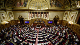 Les sénateurs et les sénatrices devront trancher la délicate question de l'encadrement du seuil de revente à perte. Les sénateurs et les sénatrices devront trancher la délicate question de l'encadrement du seuil de revente à perte.
