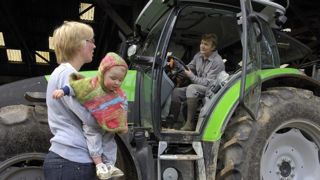 L’inégal partage du travail domestique et parental reste l’un des freins principaux à l’engagement chez les femmes en agriculture. L’inégal partage du travail domestique et parental reste l’un des freins principaux à l’engagement chez les femmes en agriculture.