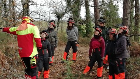 Sur le terrain, au début de février 2023, les participantes écoutent les instructions avant le démarrage des machines. Sur le terrain, au début de février 2023, les participantes écoutent les instructions avant le démarrage des machines.
