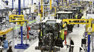 Claas a présenté les tracteurs produits au Mans sous ses couleurs lors d'Agritechnica 2003. Claas a présenté les tracteurs produits au Mans sous ses couleurs lors d'Agritechnica 2003.