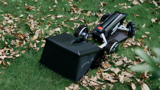 Le Blade d'EcoFlow est annoncé comme le premier robot de tonte à ramassage.