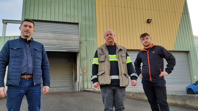 Olivier Muller, reponsable logistique sud, Guy Stauffer, responsable du site de Molsheim (Bas-Rhin), et Loïc Duringer, alternant, devant le bâtiment qui loge la fosse de réception et dix cellules de stockage. Aucun grain de soja ne doit y pénétrer.