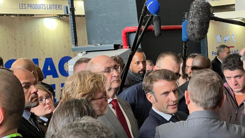 Emmanuel Macron, le 25 février 2023, dans les allées du Salon de l'agriculture.