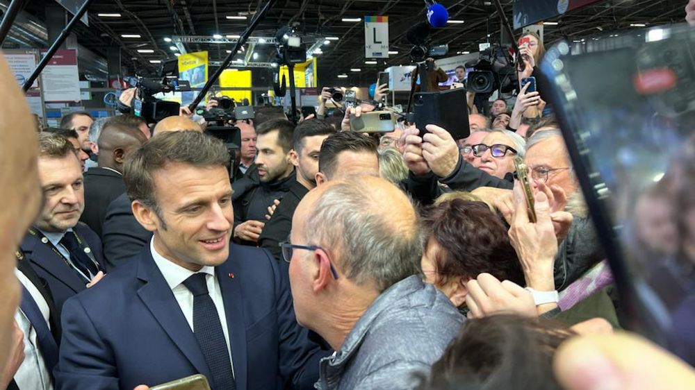 Dans les allées, Emmanuel Macron répond aux sollicitations des agriculteurs et des visiteurs. Dans les allées, Emmanuel Macron répond aux sollicitations des agriculteurs et des visiteurs.