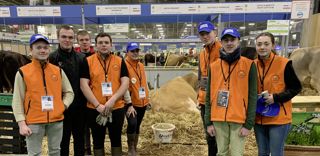 Il est 6h, ce 1er mars 2023, lorsque (de gauche à droite) Jérémy, Théo, Thomas, Cassy, Clément, Pierre-Louis et Léa arrivent au Salon de l'agriculture pour leur première journée de TIEA. Il est 6h, ce 1er mars 2023, lorsque (de gauche à droite) Jérémy, Théo, Thomas, Cassy, Clément, Pierre-Louis et Léa arrivent au Salon de l'agriculture pour leur première journée de TIEA.