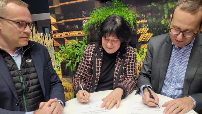 Agnès Duwer, directrice générale d’Agora, et Charles Leonardi, directeur général de la supply chain de Nestlé France (à dr.), lors de la signature du partenariat qui lie les deux entreprises vendredi 3 mars au Sia. A gauche, Emmanuel Letesse, responsable du pôle Agroécologie d’Agora.