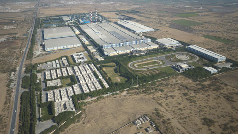 Le site de production de pneumatiques BKT de Bhuj, en Inde, s’étend sur 258 ha. Une extension de 65 ha verra le jour en fin d’année. Le site de production de pneumatiques BKT de Bhuj, en Inde, s’étend sur 258 ha. Une extension de 65 ha verra le jour en fin d’année.