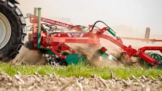La gamme Faster se veut efficace à des vitesses de travail élevées. Le constructeur annonce que son outil peut travailler jusqu'à 19 km/h. La gamme Faster se veut efficace à des vitesses de travail élevées. Le constructeur annonce que son outil peut travailler jusqu'à 19 km/h.