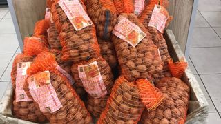 La récolte de noix de Grenoble de 2022 a été exceptionnelle, mais les acheteurs manquent au rendez-vous.