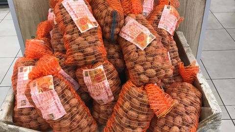 La récolte de noix de Grenoble de 2022 a été exceptionnelle, mais les acheteurs manquent au rendez-vous.