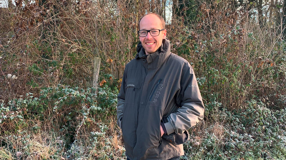 « Certaines infrastructures agroécologiques, comme ici la haie, étaient déjà présentes sur la ferme. Mais j’ai notamment implanté d’autres arbres, des bandes fleuries, dont celle qui est à mes pieds et j'ai couvert les sols », confie Pierre-Elie Dequidt.