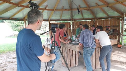 Nicolas Tubéry, artiste vidéaste et sculpteur (ici en train de filmer), a été choisi il y a quelques mois par les agriculteurs membres de la commission Liens et Territoire de Fermes de Figeac pour vivre cette résidence originale.