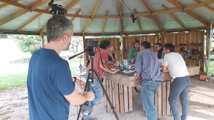 Nicolas Tubéry, artiste vidéaste et sculpteur (ici en train de filmer), a été choisi il y a quelques mois par les agriculteurs membres de la commission Liens et Territoire de Fermes de Figeac pour vivre cette résidence originale.