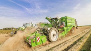 La Puma 4.0 d'AVR est une arracheuse automotrice 4 rangs. Elle propose désormais l'inversion du tapis d'arrachage. La Puma 4.0 d'AVR est une arracheuse automotrice 4 rangs. Elle propose désormais l'inversion du tapis d'arrachage.