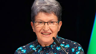 L'agricultrice et ancienne présidente de la CCMSA Jeannette Gros alerte les femmes qui s'installent sur la nécessité d'adopter un statut. L'agricultrice et ancienne présidente de la CCMSA Jeannette Gros alerte les femmes qui s'installent sur la nécessité d'adopter un statut.