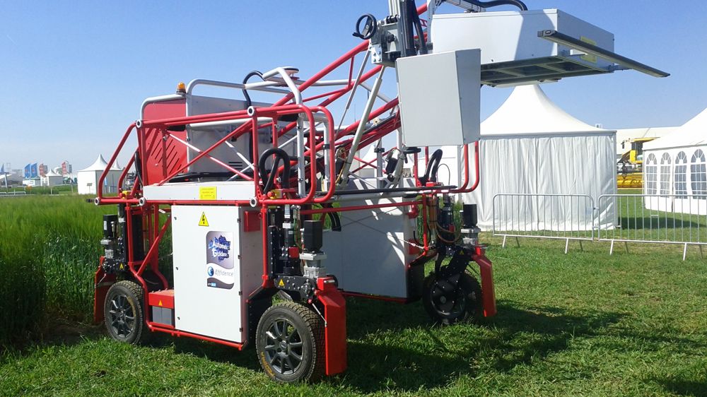 La Phénomobile d'Arvalis, véhicule autonome, récupère des centaines de milliers de données permettant de mettre en relation l’état des plantes au champ, leur phénotype, avec leur code génétique et ainsi identifier les gènes responsables d’une meilleure adaptation au stress subi.