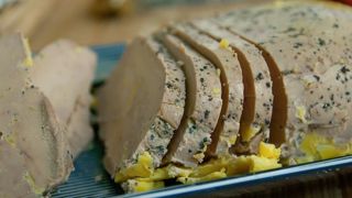 L'Interprofession du foie gras réclame des plans d'aide pour compenser les difficultés liées à la grippe aviaire. L'Interprofession du foie gras réclame des plans d'aide pour compenser les difficultés liées à la grippe aviaire.