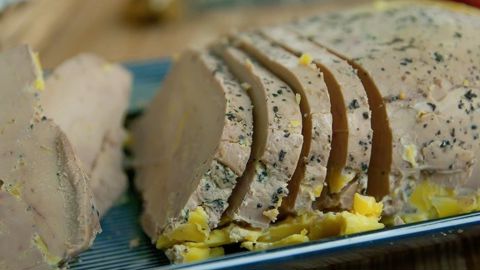 L'Interprofession du foie gras réclame des plans d'aide pour compenser les difficultés liées à la grippe aviaire. L'Interprofession du foie gras réclame des plans d'aide pour compenser les difficultés liées à la grippe aviaire.
