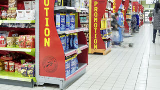La loi Descrozaille prolonge l'interdiction de vendre des produits alimentaires à prix coutant. La loi Descrozaille prolonge l'interdiction de vendre des produits alimentaires à prix coutant.